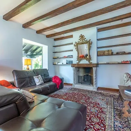 Villa Lakefront 1800s Private Dock, Art Luxury *